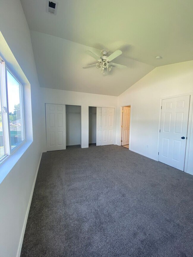Building Photo - Large 3 bedroom, 2.5 bath duplex-just upda...