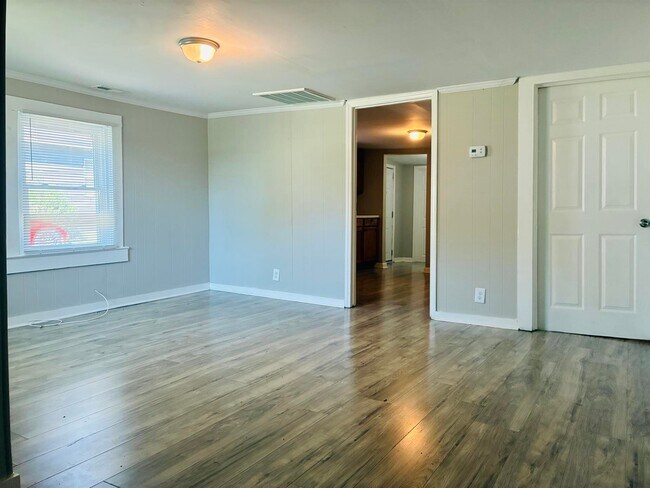Building Photo - 425 Van Buren St