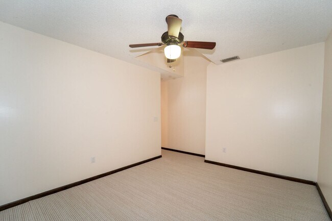 Building Photo - 3/2 Single-Family Shores Home