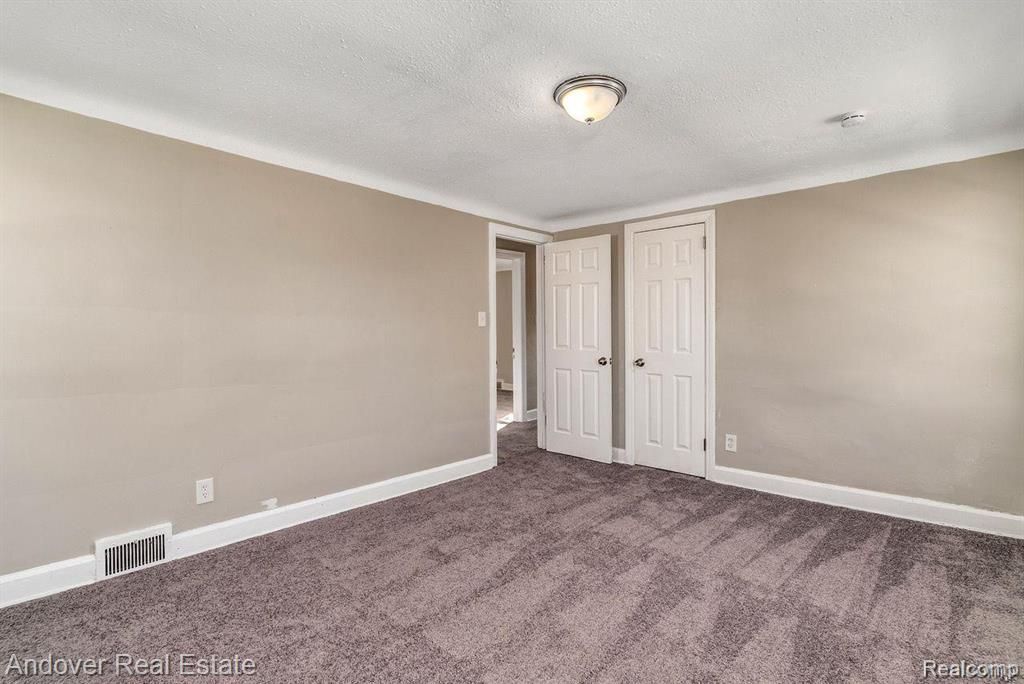 Building Photo - 5574 Buckingham