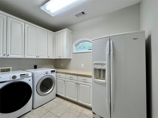 Building Photo - 704 Emerald Dr