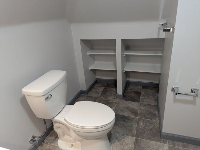 Building Photo - Complete New Remodel: cozy, 1-bedroom apt w/all new kitchen and bath, overlooking Mill Run