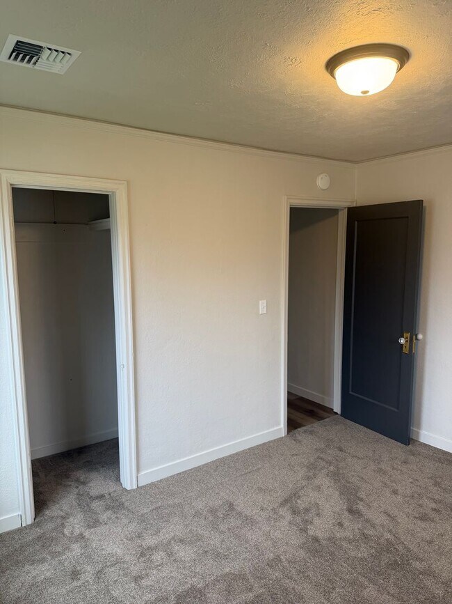 Building Photo - 260 E Sherman St