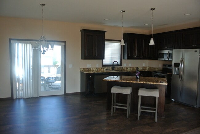 Building Photo - 5 Bedroom Home