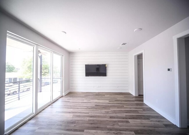 Building Photo - 2340 Benbrook Dr