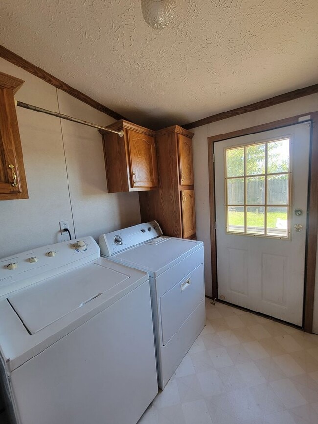 Building Photo - Large 3 bedroom in Oakwood
