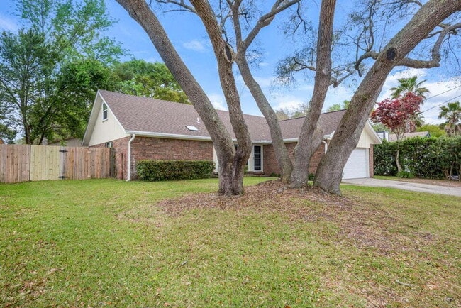 Building Photo - "Charming 3-Bedroom home in Fort Walton Be...