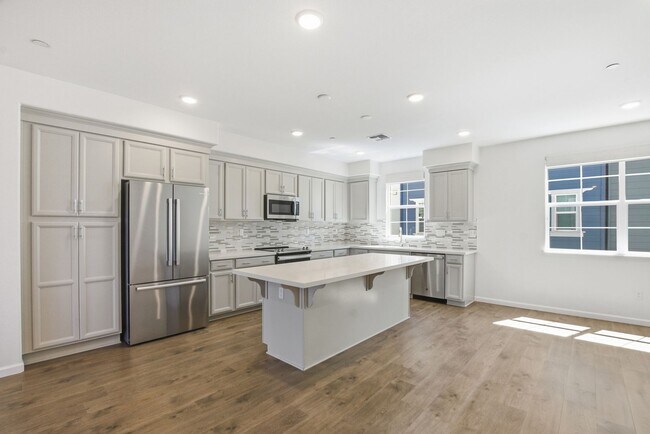 Building Photo - Spacious 3 Bed Townhome with Garage, A/C & Modern Finishes