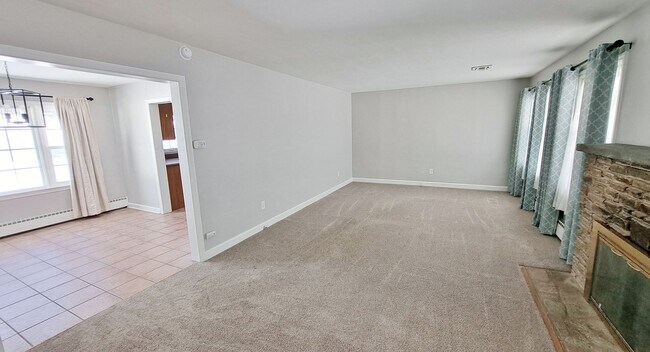 Building Photo - 3 Bed / 1-1/2 Bath Single Family Home w/2-car garage