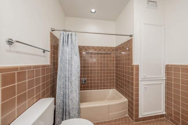 Building Photo - 2-bedroom, 2-bath condo located in the highly desirable Ridglea North neighborhood.