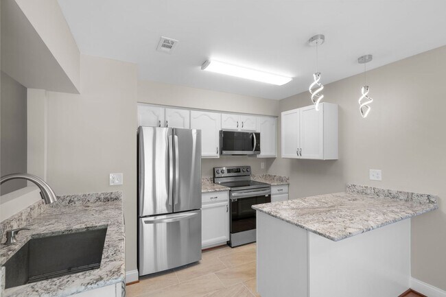 Building Photo - 3 Bed 2.5 Bath - Gaithersburg Townhome - Completely Renovated