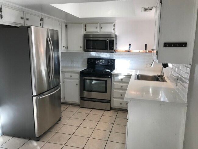 Quartz counters, stainless steel appliances - 1830 Polk Way