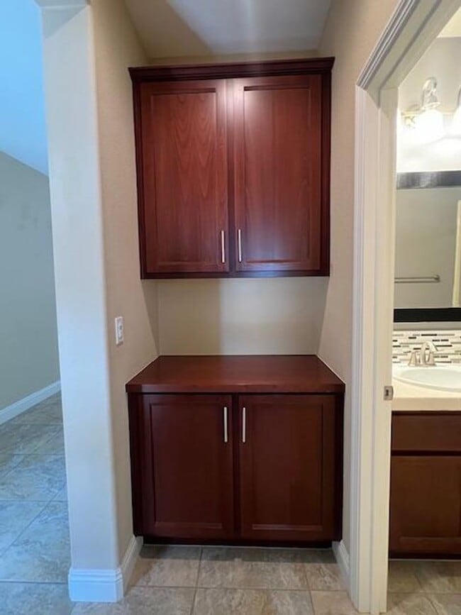 Building Photo - STUNNING & SPACIOUS 4 BEDROOM IN W. ROSEVI...