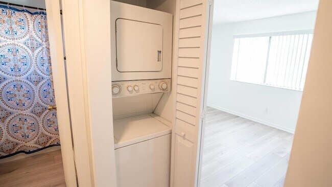 Building Photo - 136 NW 60th Ave