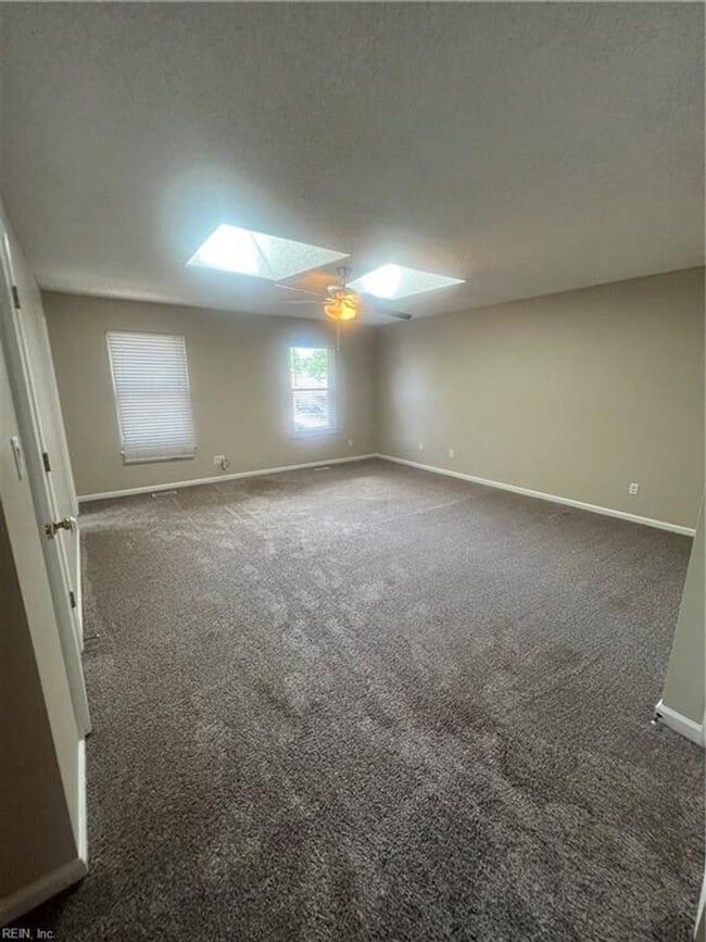 Building Photo - Terrific Townhome