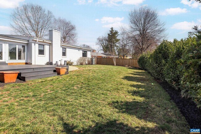 Building Photo - 1302 Lester Dr
