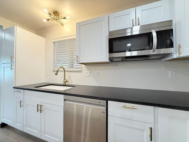 Building Photo - Beautifully Updated 2-Bedroom Home in Sandy!