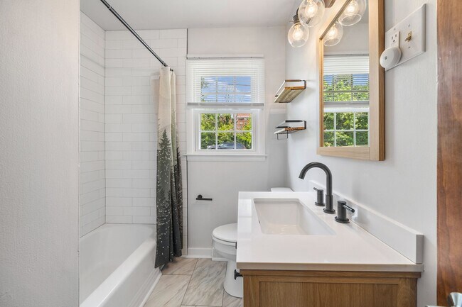 Building Photo - Meticulously maintained 3-bedroom, 2-bath ...