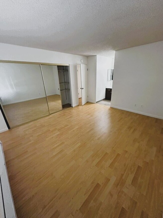 Building Photo - Beautiful 2-Bedroom Apartment in Desirable San Leandro Gated Community, close to BART