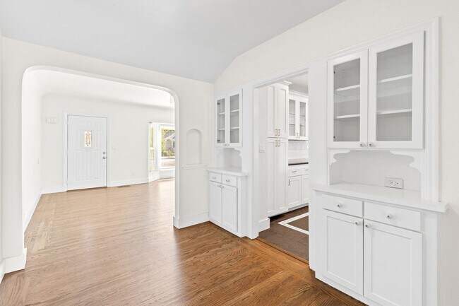 Building Photo - Charming & Spacious Single Family Home