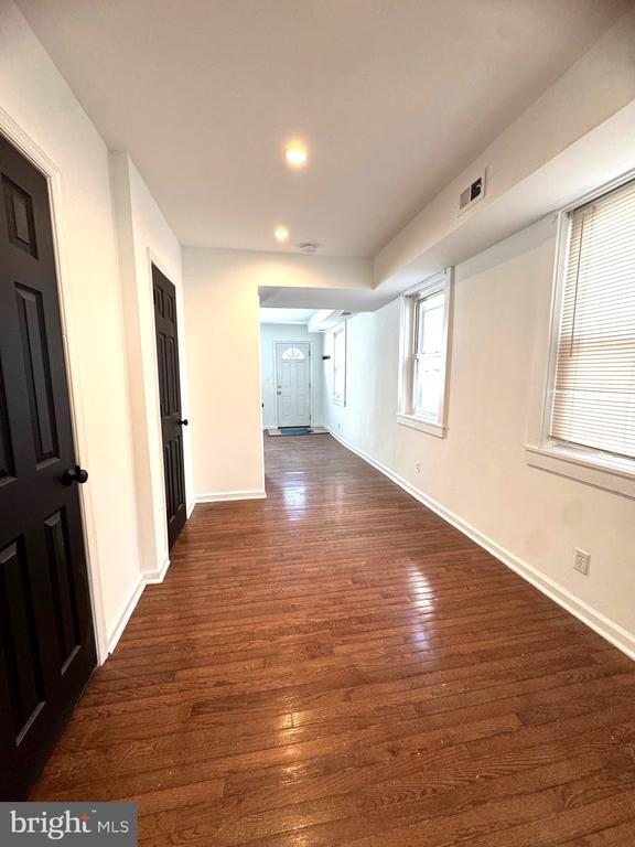 Building Photo - 208 S Washington St