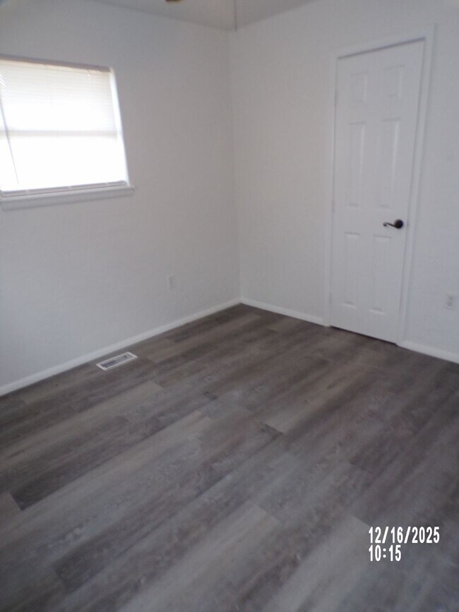 Building Photo - Great home located close to shopping and restaurants