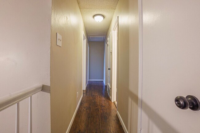 Building Photo - Rent greatly reduced PLUS Fall Special! 1/...