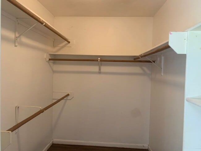 Building Photo - What a Find! 4 Bedrooms!