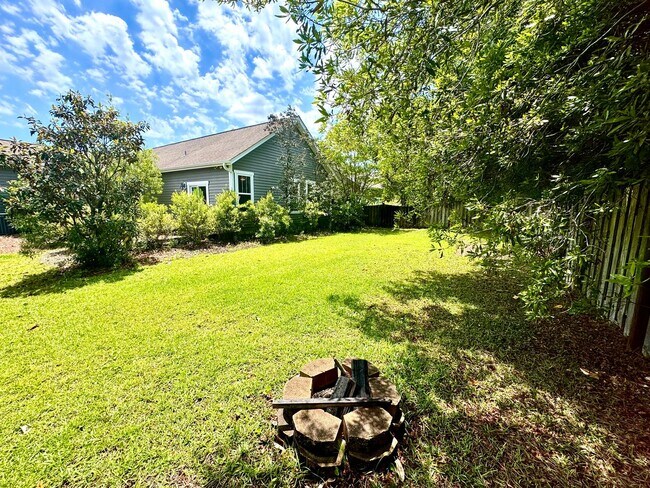 Building Photo - Cozy 3 Bedroom, 2 Bath, Fenced in Backyard in the Neighborhoods of Holly Ridge