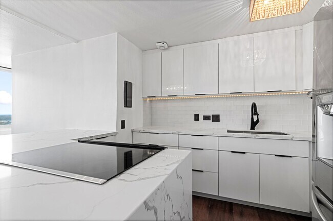 Building Photo - Beautifully Renovated 2 bedroom Penthouse with a Roof-Top Loft and Lanai!