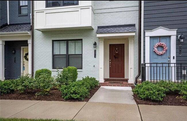 Building Photo - 3 Bedroom Townhouse with 2 Car Garage