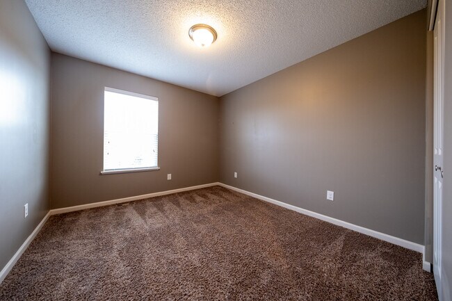 Building Photo - 15141 Emory Cir