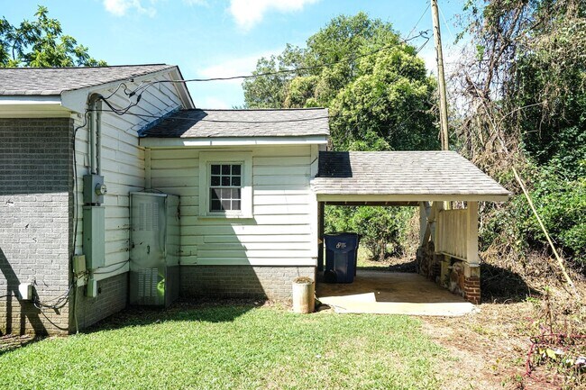 Building Photo - Charming 3/2.5 House with Lawn Care included!