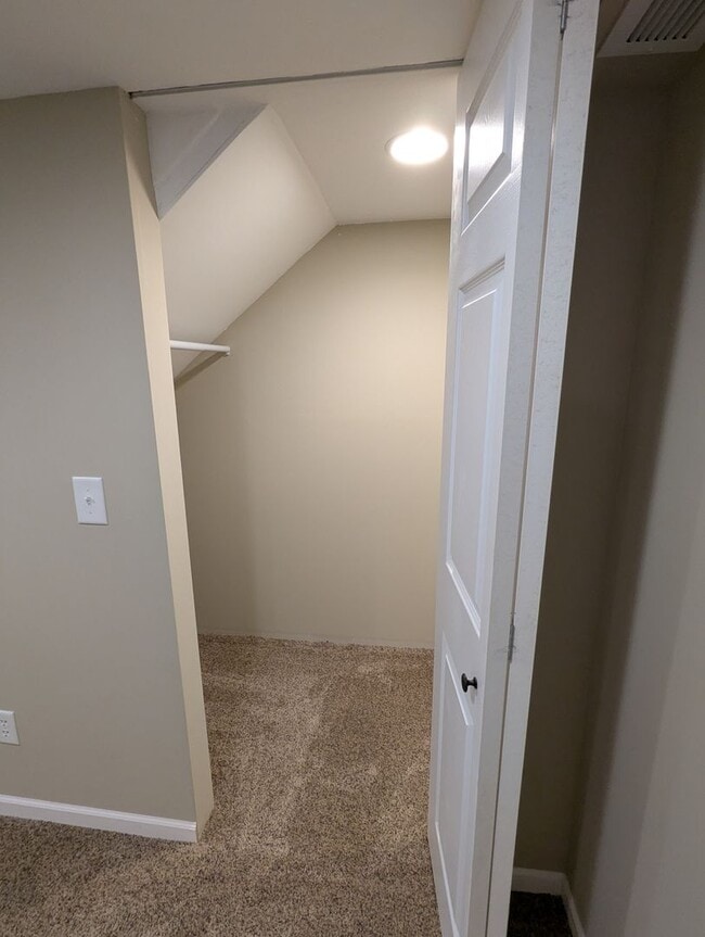 Building Photo - Charming & Spacious Home in the Heart of R...