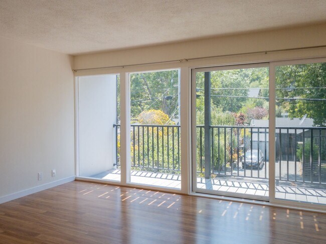Building Photo - Tranquil 1BR/1BA Updated Unit! Tam Valley!...