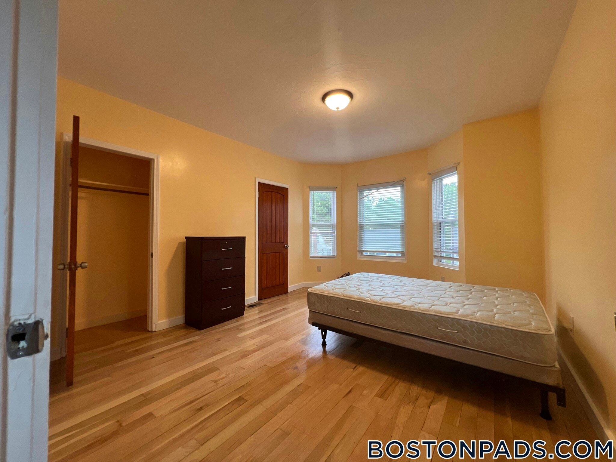 Building Photo - 816 River St