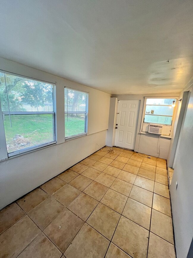 Building Photo - 2 BEDROOM 1 BATH SINGLE FAMILY HOME WITH A SEPARATE DEN (POSSIBLE 3RD BEDROOM)