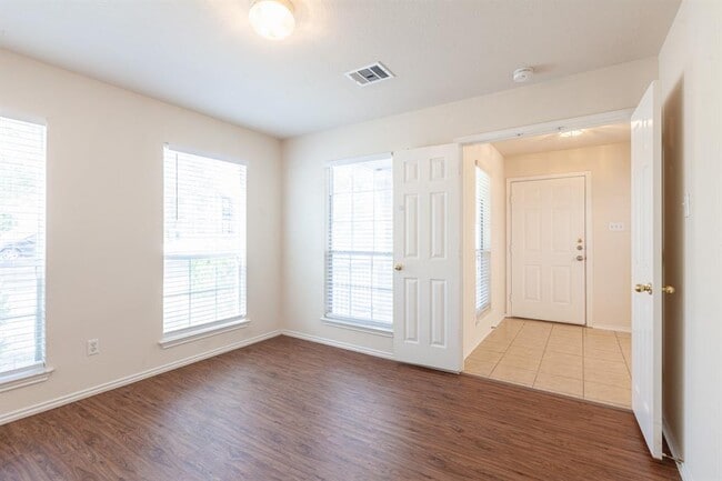 Building Photo - 494 Sampson