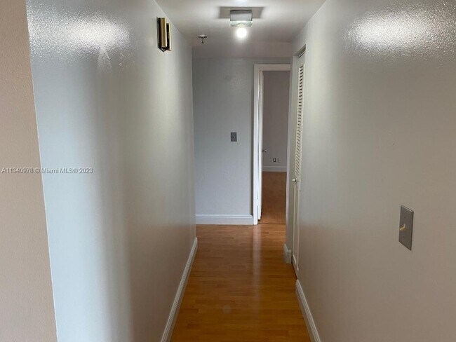 Building Photo - 901 Hillcrest Dr