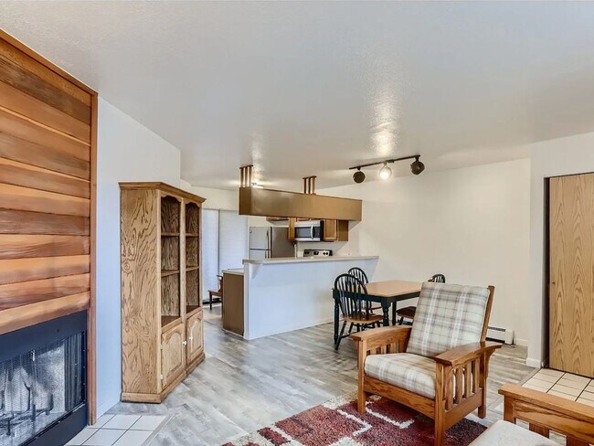 Building Photo - 1 Bedroom Condo with In-Unit Laundry and Private Patio