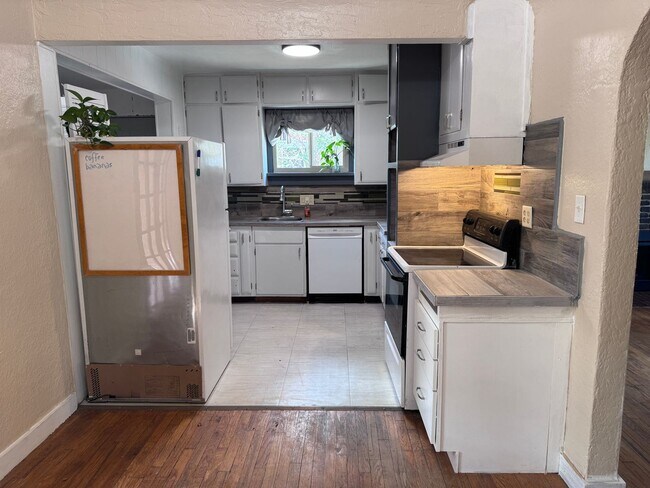 Building Photo - 2 Bedroom, 1 Bathroom Home near Nob Hill/UNM/UNMH