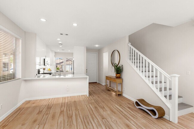Building Photo - Beautifully Updated 3 Bedroom Southeast Ve...
