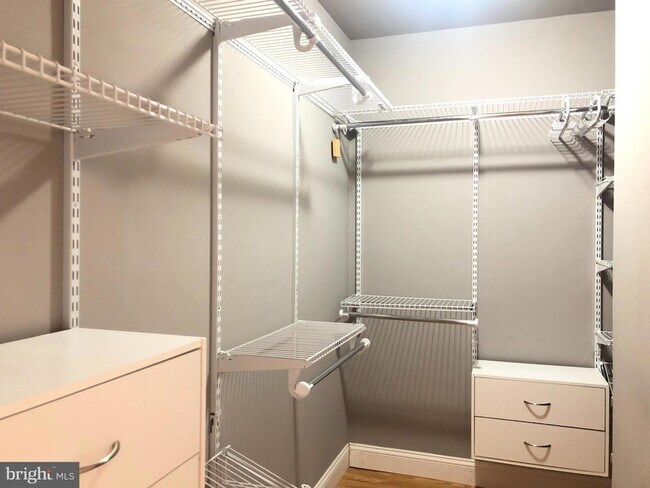 Building Photo - 5 Algonquin Ct