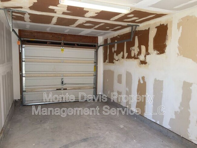 Building Photo - 1614 W Braker Ln