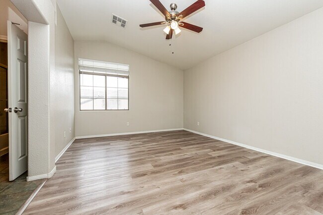 Building Photo - 712 Cades Cove Ave