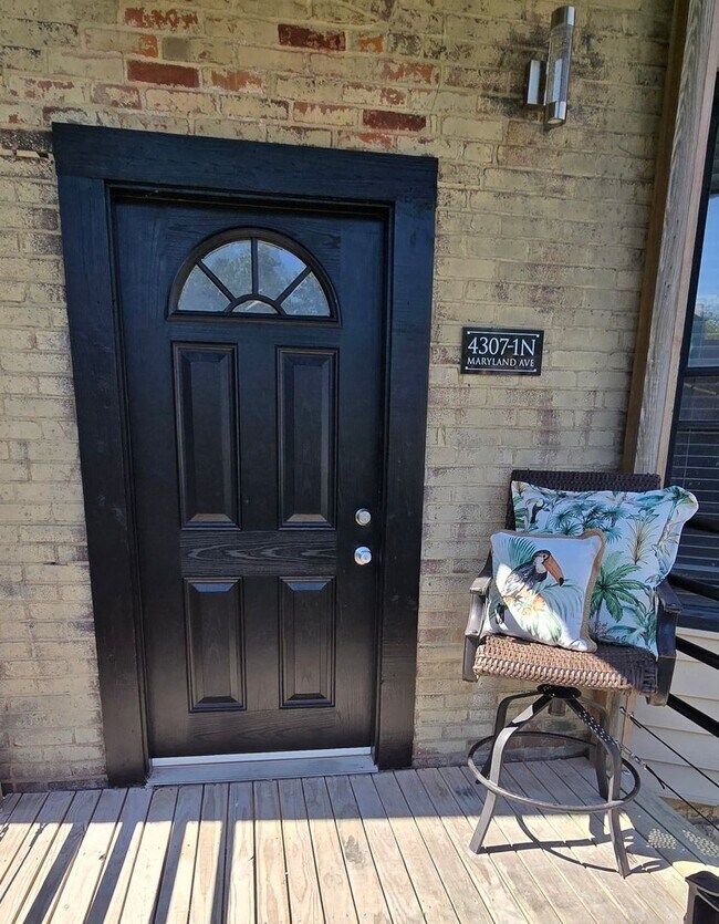 Building Photo - Beautifully Rehabbed Condo with Charm-Pool...