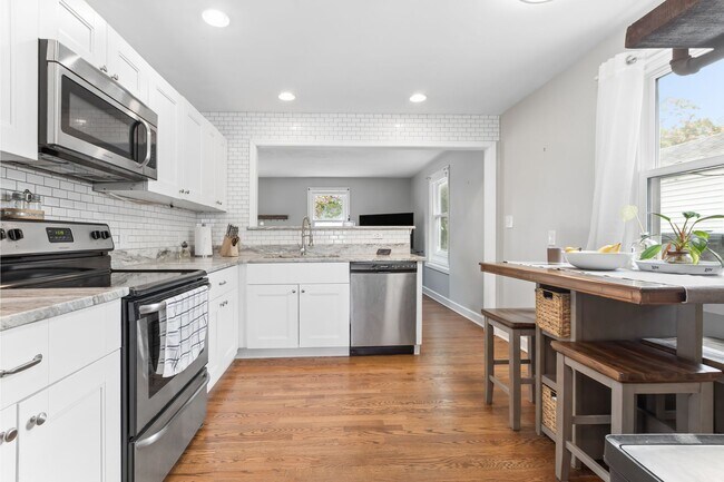 Building Photo - Renovated Bayview Beach Home!
