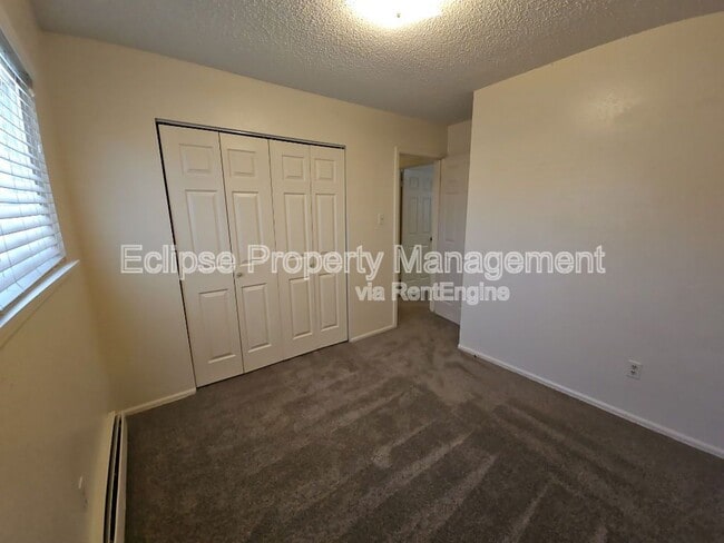Building Photo - 208 Maple Dr
