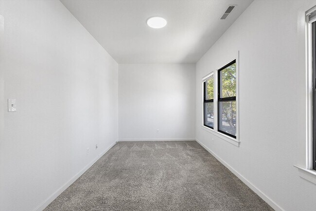 Building Photo - 1336 1/2 Park Ave