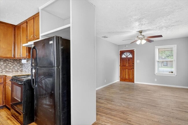 Building Photo - 11230 Blades- 3bed/1bath $1,195/month